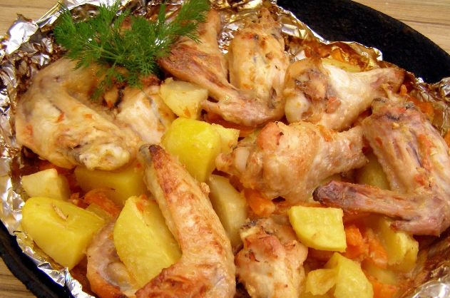 Chicken wings baked with vegetables