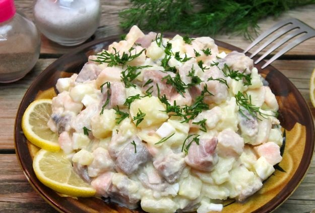 Herring salad with potatoes and apple