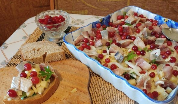 Snack salad with herring, potatoes and cranberries