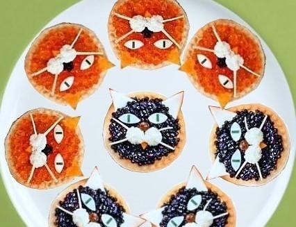 TARTALETS WITH BLACK AND RED CAVIAR
