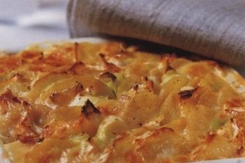 Potatoes baked with leeks and cheese