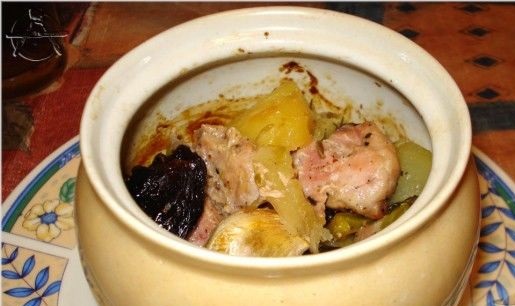 Meat baked in pots with potatoes and fruits