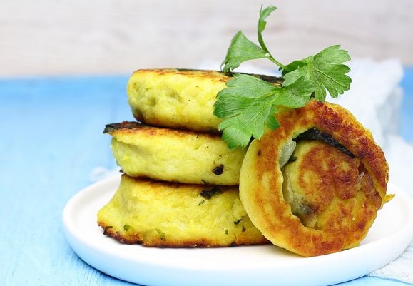 Potato rolls with spinach (in a pan)