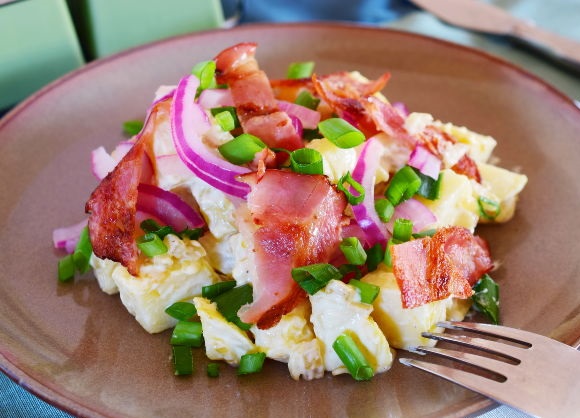 Potato salad with onion and bacon