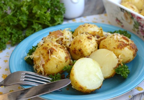 Young potatoes baked with bread crumbs and cheese