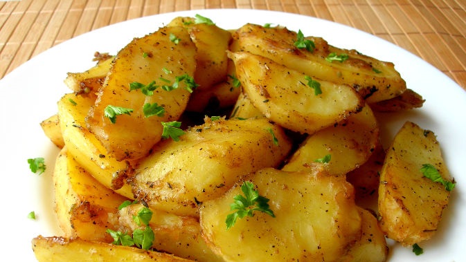 Ruddy potatoes in soy sauce, baked in the oven