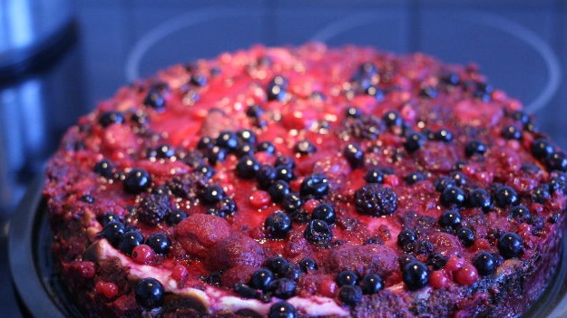 Curd cake with berries and cookies