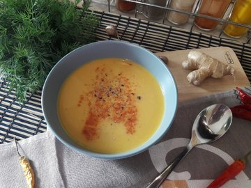 Pumpkin puree soup with bell peppers