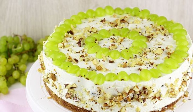 Mousse cottage cheese and yogurt cake with cream, grapes and nuts