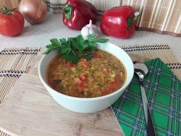 Spicy lentil soup with bell pepper