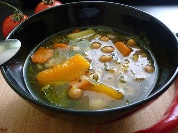 Bright soup with pumpkin and chickpeas