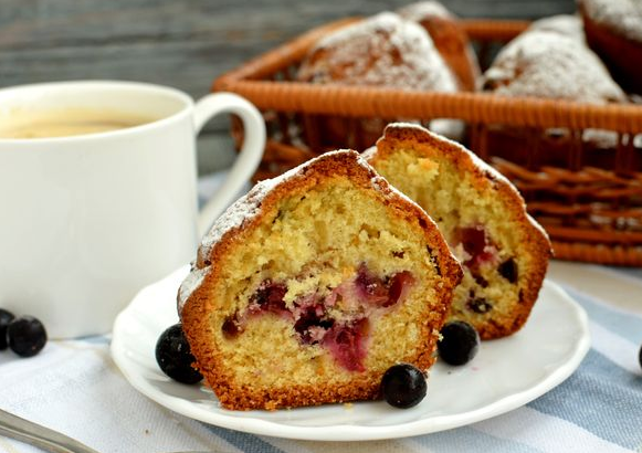 Milk muffins with berries