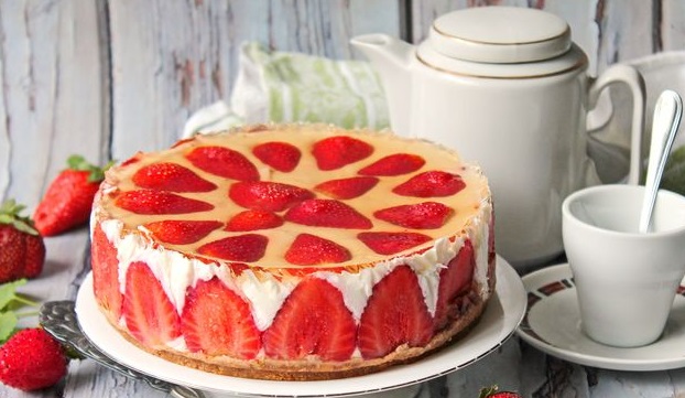 Mousse cottage cheese and cream cake with cookies, strawberries and jelly