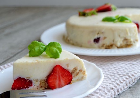 Sour cream jelly cake with strawberries and cookies