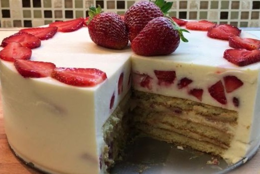 Strawberry cake with cottage cheese soufflé (without baking)