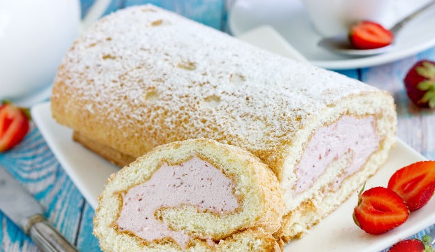Biscuit roll with strawberries