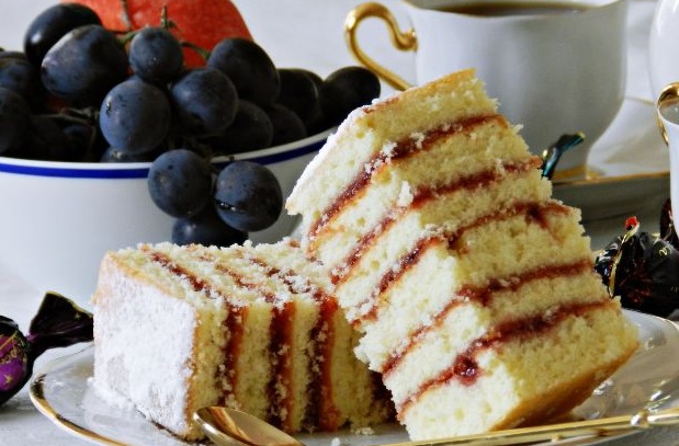Sponge cakes with jam
