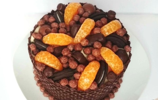 Chocolate cake with tangerine cream