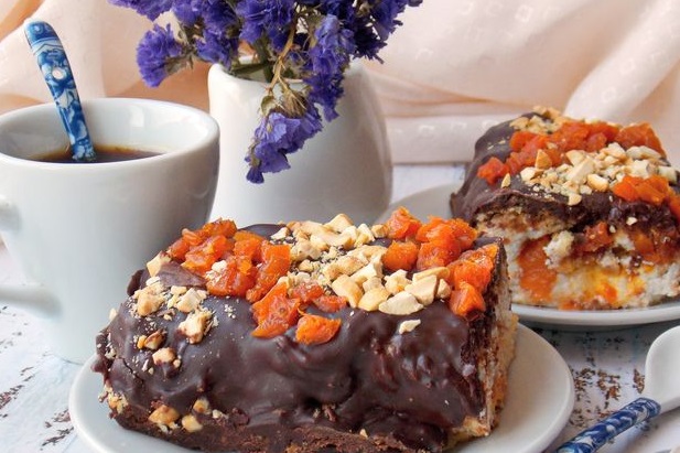 Cottage cheese and biscuit roll with dried apricots, cashew nuts and jam (without baking)