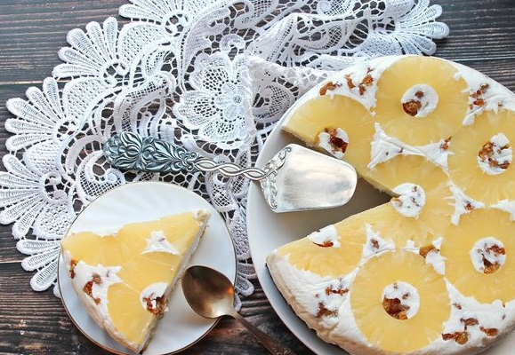 Sponge cake with pineapple, raisins and cottage cheese jelly