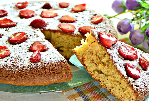 Cake with poppy seeds and strawberriesc