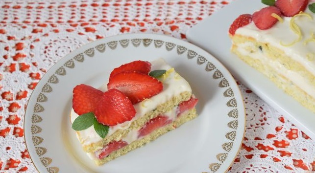 Mint cake with strawberries
