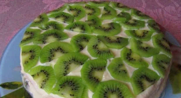Biscuit cake with buttercream and kiwi