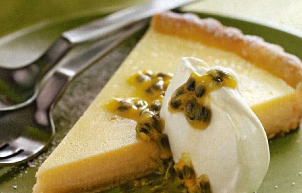 Pie with lime and passion fruit