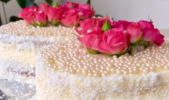 Biscuit cake with fresh flowers