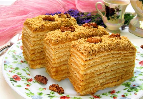 Honey cake with boiled condensed milk cream