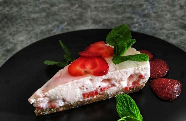 Strawberry yoghurt no-bake cake