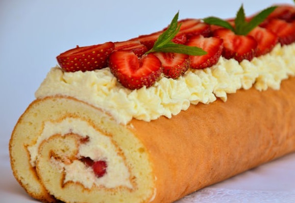 Biscuit roll with strawberries and curd cream