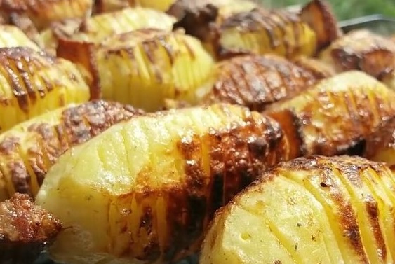 Potatoes with lard (on the grill)