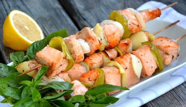 Salmon and bell pepper skewers (in the oven)