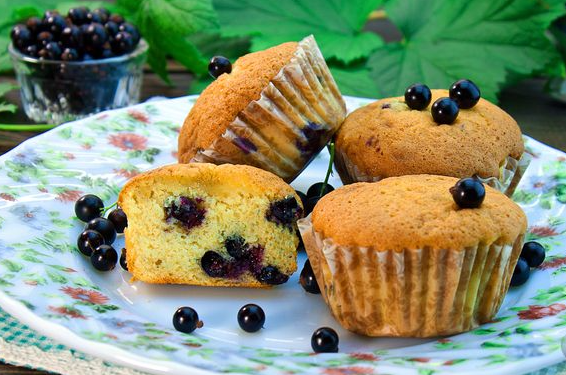 Vanilla muffins with blackcurrant