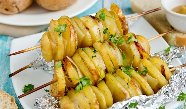 Tasty Potatoes with lard and onions on skewers (in the oven)