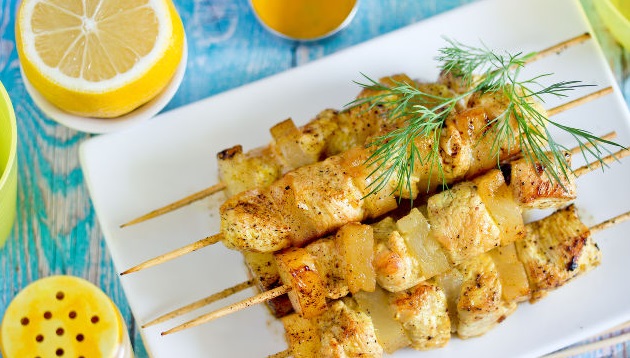 Quick chicken skewers with pineapple