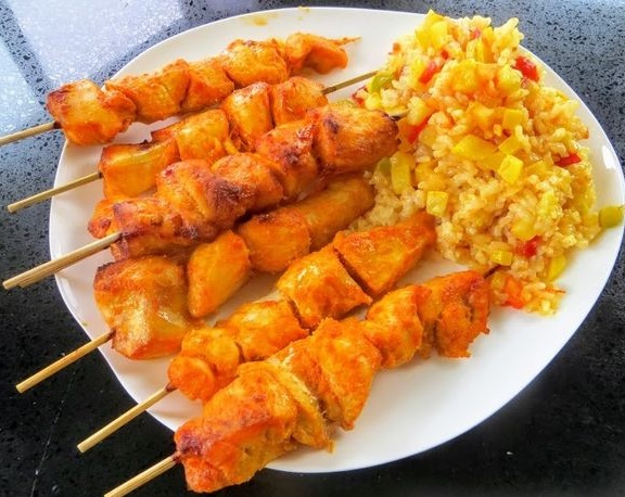 Chicken skewers baked with rice and vegetables