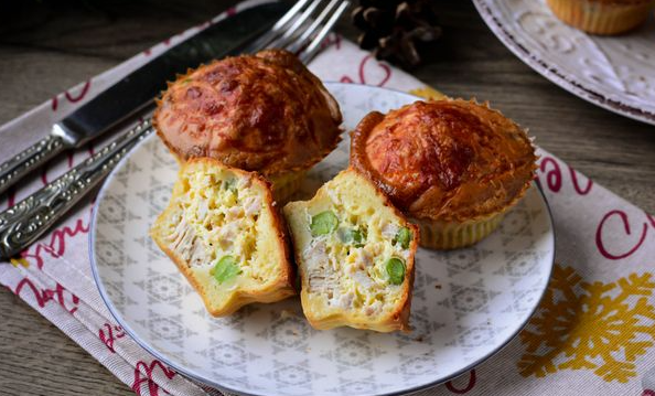 Snack cupcakes with turkey, peas and cheese