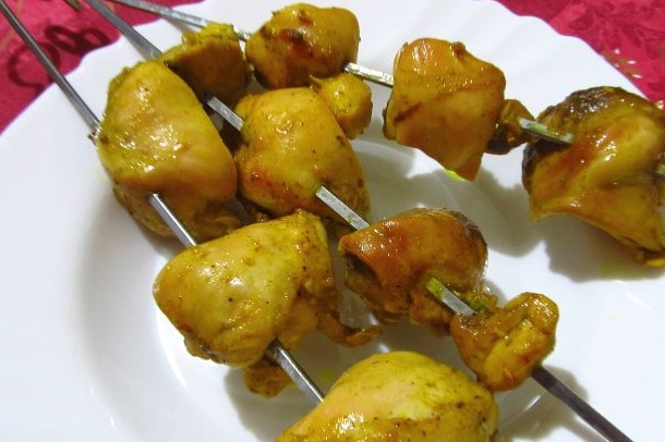 Chicken skewers with curry, in the oven