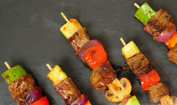 Meat with vegetables on skewers, with spicy garlic glaze