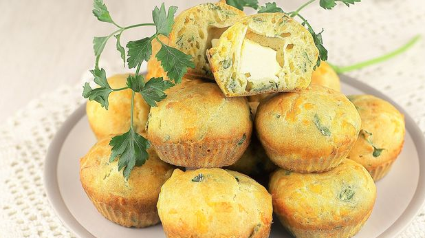 Snack muffins with cheese, garlic and herbs