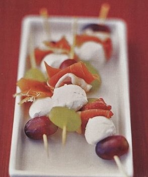Skewers with grapes, mozzarella and ham