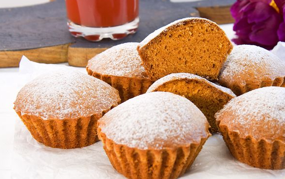 Lenten muffins with tomato juice