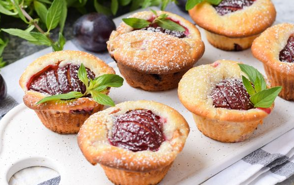 Cupcakes on kefir, with plums