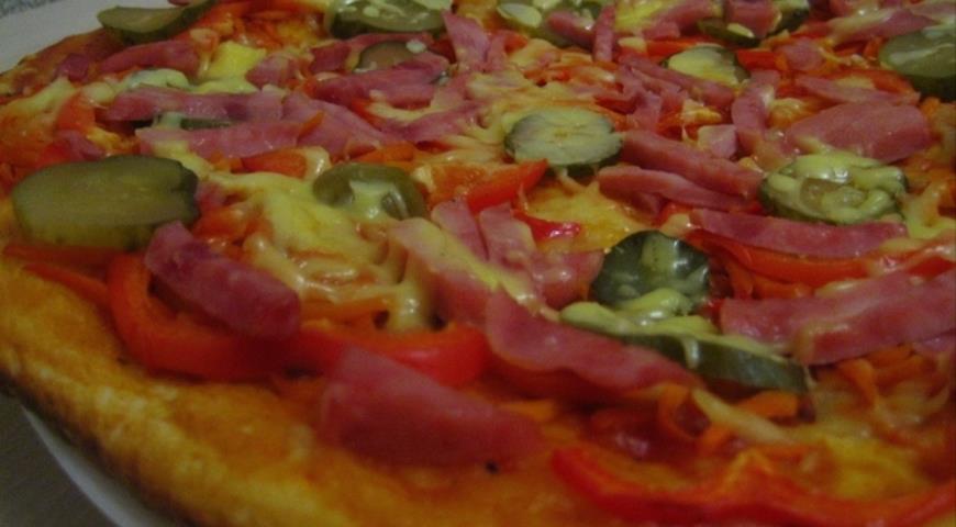 Pizza with Korean carrots, pickles and ham