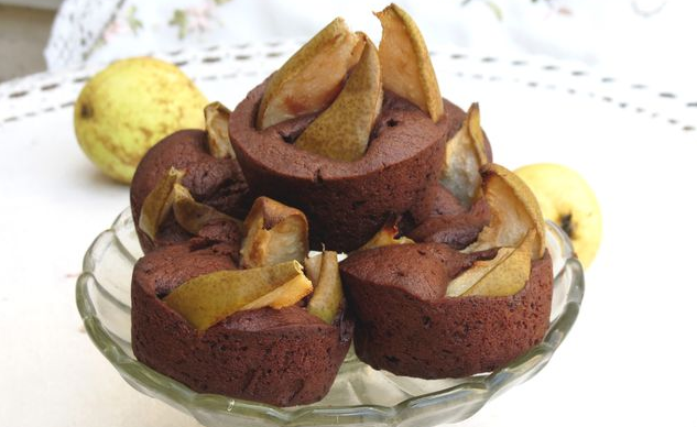 Chocolate cupcakes with pears, sour cream