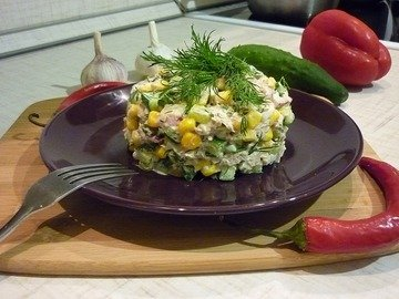 Light salad with tuna and vegetables