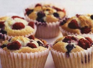 Crumbly muffins with almonds and berries