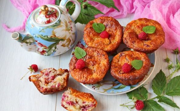Cottage cheese muffins with raspberries and coconut